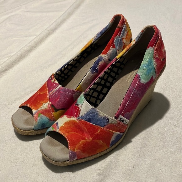 TOMS Floral Wedges - Picture 1 of 2
